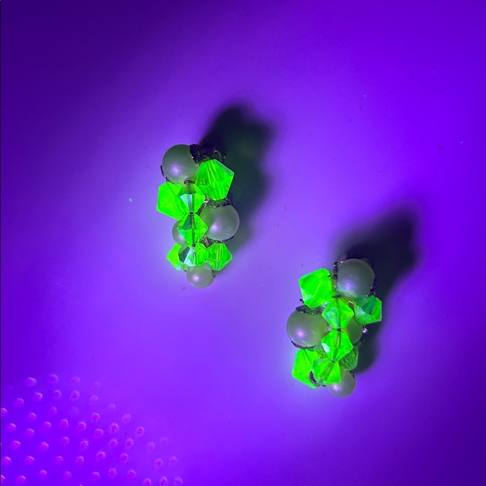 Uranium chartreuse green beads and faux pearls vintage clip on earrings